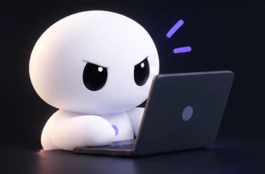 Inti werkt geconcentreerd op een laptop